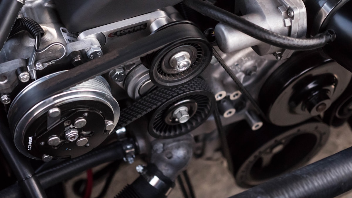Blick in den Motorraum während einer Reparatur